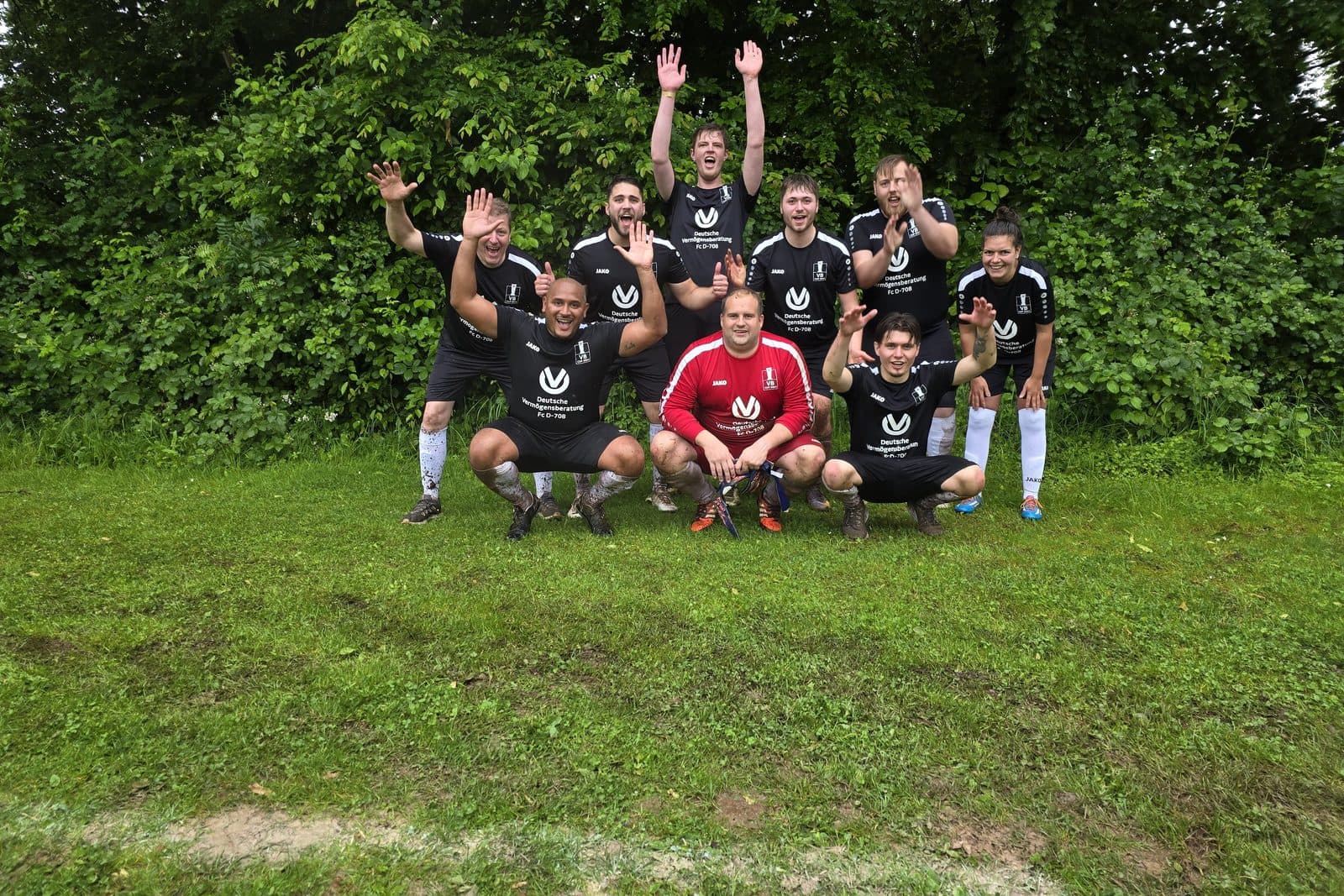 Von Jimmy Dumbeck gesponserte Mannschaft in Trikots auf dem Sportplatz